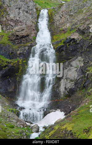 L'Islanda, Westfjords, Jokulflrdir, Lonagfjordur Riserva Naturale (66°16'33' N 22°37'15" W). Fiordo remoto cascata. Foto Stock