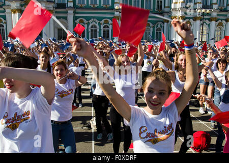 San Pietroburgo, Russia. Il 22 agosto, 2015. La bandiera nazionale di giorno è stato celebrato a San Pietroburgo il 22 agosto 2015. Diverse centinaia di giovani con piccoli rossi, blu e bandiere bianche performeed una danza sulla piazza del palazzo nella parte anteriore del Museo Hermitage. In Russia la bandiera attuale è stata introdotta dal Presidente Boris Eltsin al posto della vecchia bandiera sovietica e rimane uno dei pochi simboli della nuova Russia democratica che esiste fino ad oggi. Credito: studio204/Alamy Live News Foto Stock