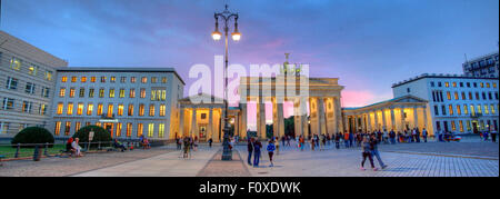 Porta di Brandeburgo Panorama, all'inizio del crepuscolo serale, il Tiergarten,quartiere Mitte di Berlino, Germania, Europa Foto Stock