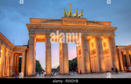 La Porta di Brandeburgo, all'inizio del crepuscolo serale, il Tiergarten,quartiere Mitte di Berlino, Germania, Europa Foto Stock