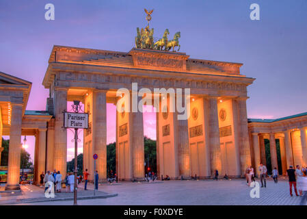 La Porta di Brandeburgo, all'inizio del crepuscolo serale, il Tiergarten,quartiere Mitte di Berlino, Germania, Europa Foto Stock