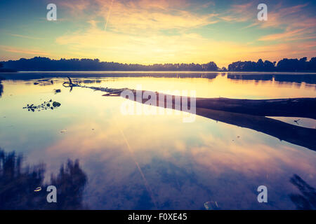 Vintage foto del bellissimo tramonto sul lago calmo. Paesaggio fotografato in Mazury Lake District. Foto Stock