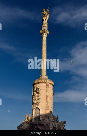 San Raffaele Arcangelo trionfo statua a Cordoba Spagna con luna e powered deltaplano Foto Stock