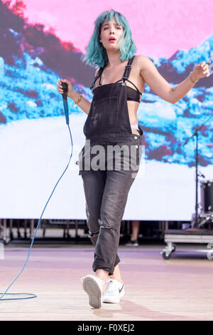 Wantagh, New York, Stati Uniti d'America. Il 22 agosto, 2015. Il cantante HALSEY suona dal vivo durante la cerimonia inaugurale dei Billboard Hot 100 MUSIC FESTIVAL alla Nikon di Jones Beach Theatre in Wantagh, New York Credito: Daniel DeSlover/ZUMA filo/Alamy Live News Foto Stock