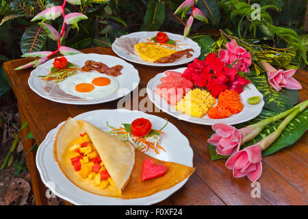 La deliziosa prima colazione viene servito il cibo in qualsiasi momento al Riverside cottages in KHO SOK, un luogo di soggiorno perfetto per visitare Kho Sok Nazione Foto Stock