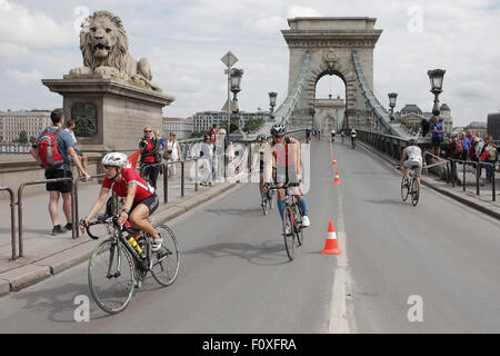 Budapest. Il 22 agosto, 2015. I partecipanti competono in bicicletta durante l'Ironman 70,3 gara di Budapest, Ungheria su agosto 22, 2015. La gara ha ricevuto 8000 voci da 50 paesi e regioni. Credito: Attila Volgyi/Xinhua/Alamy Live News Foto Stock