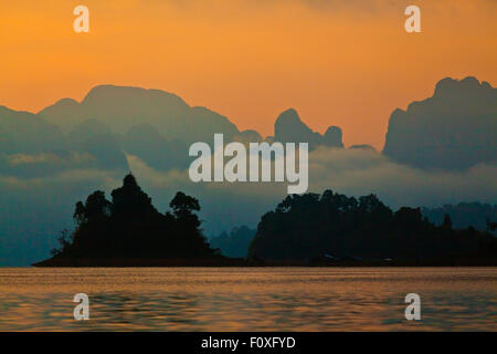 Tramonto sulla Klong radicchio di CHEOW EN lago in Khao Sok NATIONAL PARK - Tailandia Foto Stock