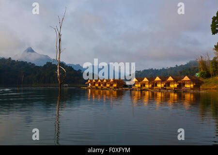 KLONG YEE zattera casa su CHEOW EN lago in Khao Sok NATIONAL PARK - Tailandia Foto Stock