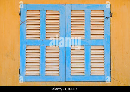 Finestra blu scuri Foto Stock