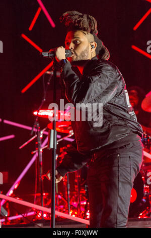 Wantagh, New York, Stati Uniti d'America. Il 22 agosto, 2015. Il cantante WEEKND suona dal vivo durante la cerimonia inaugurale dei Billboard Hot 100 MUSIC FESTIVAL alla Nikon di Jones Beach Theatre in Wantagh, New York Credito: Daniel DeSlover/ZUMA filo/Alamy Live News Foto Stock