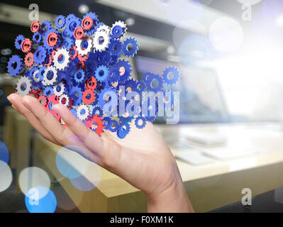 Imprenditore mano che mostra gli ingranaggi denti al concetto di successo Foto Stock