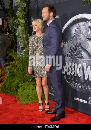 LOS ANGELES, CA - Giugno 10, 2015: Chris Pratt & moglie Anna Faris presso la premiere mondiale del suo film "mondo giurassico" presso il Teatro di Dolby, Hollywood. Foto Stock