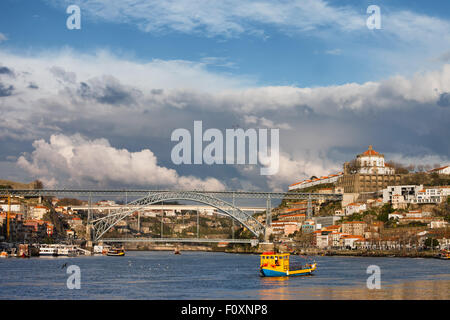 Gaia e Porto cityscape dal fiume Douro in Portogallo. Foto Stock