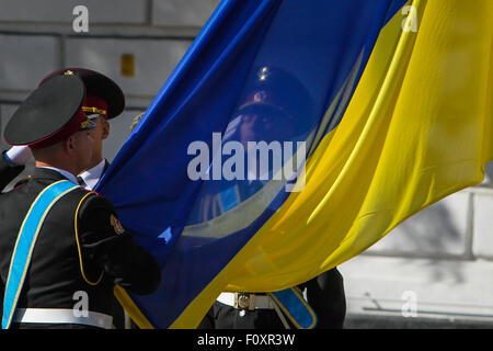 Kiev, Ucraina. 23 Ago, 2015. Guardia d'onore soldati salire la bandiera nazionale dell'Ucraina. Gli ucraini contrassegnare la bandiera nazionale il giorno, un giorno prima del giorno di indipendenza ha celebrato il 24 agosto. Credito: Sergii Kharchenko/Pacific Press/Alamy Live News Foto Stock