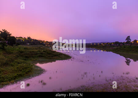 Sunrise a ponte in legno, Sangklaburi Kanchanaburi Thailandia Foto Stock