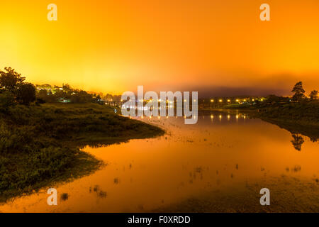 Sunrise a ponte in legno, Sangklaburi Kanchanaburi Thailandia Foto Stock