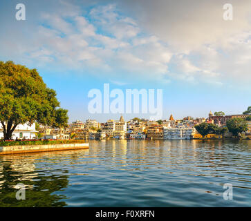 Udaipur città e il Lago Pichola , Rajasthan, India, Asia Foto Stock