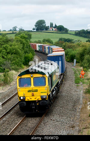 Una classe 66 locomotiva diesel tirando un freightliner treno Knightcote, Warwickshire, Regno Unito Foto Stock