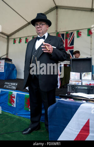 Winston Churchill presentando il suo discorso a 1940s festival, Llandrindod Wells, metà del Galles. Foto Stock