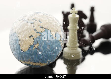 Scacchi con texture globe e il diagramma di rete come business compettion concept Foto Stock