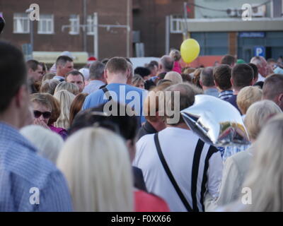 Angolo di alta vista del gruppo di felice popolazione multietnica Foto Stock