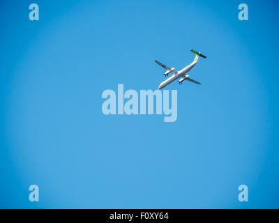 Aeroplano sentieri sul cielo blu e nuvole bianche Foto Stock