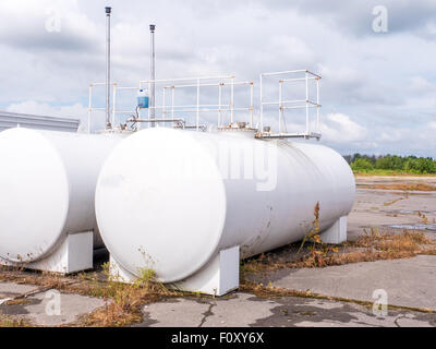 Bianco butan industriale di bottiglie. Gas naturale compresso Foto Stock