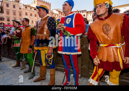 Rappresentanti di ogni Contrada attendono l'assegnazione della cerimonia dei cavalli, il Palio, Siena, Toscana, Italia Foto Stock