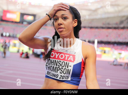 Pechino, Cina. Il 22 agosto, 2015. Gran Bretagna Katarina Johnson-Thompson guarda su durante il salto in alto a Heptathlon concorrenza durante la XV Associazione Internazionale delle Federazioni di Atletica (IAAF) Atletica Campionati del Mondo a Pechino in Cina, 22 agosto 2015. Foto: Michael Kappeler/dpa/Alamy Live News Foto Stock