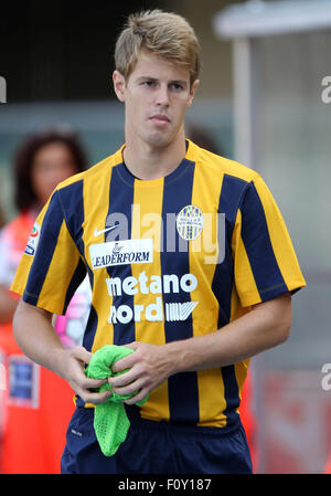 Verona, Italia. Il 22 agosto, 2015. Hellas Verona il difensore Michelangelo Albertazzi durante il campionato italiano di una partita di calcio tra Hellas Verona FC v come Roma il 22 agosto 2015 presso lo Stadio Bentegodi di Verona, Italia. Credito: Andrea Spinelli/Alamy Live News Foto Stock