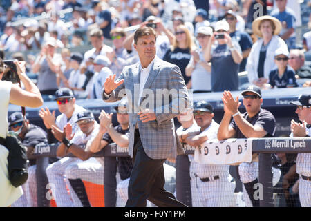 New York, New York, Stati Uniti d'America. Il 22 agosto, 2015. Ex Yankee TINO MARTINEZ è a portata di mano come ex Yankees' catcher Jorge Posada è onorato con una lapide nel Parco dei monumenti prima di New York Yankees vs. Cleveland Indians, lo Yankee Stadium, Sabato 22 Agosto, 2015. Credito: Bryan Smith/ZUMA filo/Alamy Live News Foto Stock