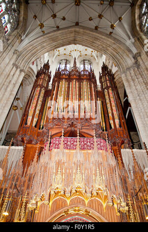 Il grandioso organo nella schermata cudiero a York Minster, North Yorkshire, Inghilterra, Regno Unito Foto Stock