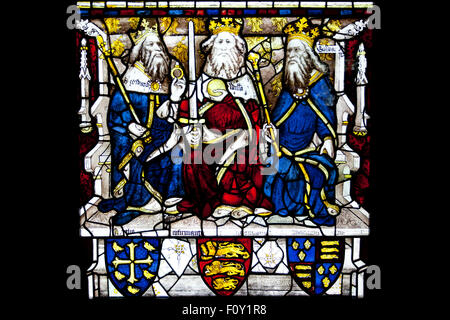 Esempi di vetro macchiato dall'Oriente finestra sul display in York Minster, North Yorkshire, Inghilterra, Regno Unito Foto Stock