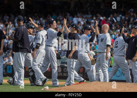 New York, New York, Stati Uniti d'America. Il 22 agosto, 2015. Yankees festeggiare la vittoria, NY Yankees vs. Cleveland Indians, lo Yankee Stadium, Sabato 22 Agosto, 2015. Credito: Bryan Smith/ZUMA filo/Alamy Live News Foto Stock