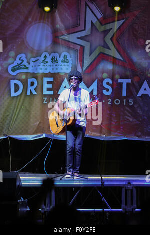 Harare, Zimbabwe. Il 22 agosto, 2015. Un cantante dello Zimbabwe effettua in 2015 Dreamstar talent show tenutosi a Longcheng Plaza, Harare, Zimbabwe, 22 Agosto, 2015. La comunità cinese in Zimbabwe ha organizzato il Dreamstar talent show per supportare l'arte-amare la popolazione dello Zimbabwe per dimostrare il loro talento e per incrementare la locale industria di intrattenimento. La mostra è attualmente in Top 20 processo di selezione. © Xu Lingui/Xinhua/Alamy Live News Foto Stock