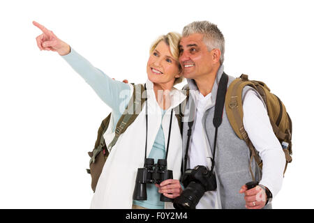 Felice senior di puntamento turistica spazio vuoto su sfondo bianco Foto Stock