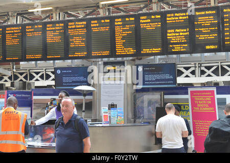 La stazione di Paddington, Londra, Regno Unito. Il 23 agosto 2015. Segni avvisa i passeggeri del treno sciopero il primo grande Western treni. Foto Stock