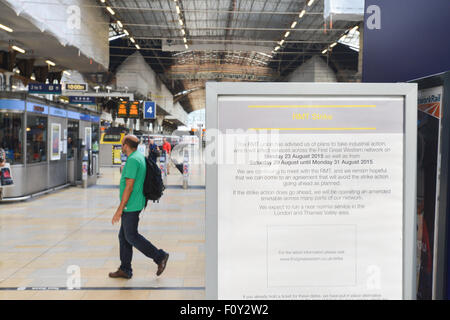 La stazione di Paddington, Londra, Regno Unito. Il 23 agosto 2015. Segni avvisa i passeggeri del treno sciopero il primo grande Western treni. Foto Stock