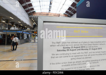 La stazione di Paddington, Londra, Regno Unito. Il 23 agosto 2015. Segni avvisa i passeggeri del treno sciopero il primo grande Western treni. Foto Stock