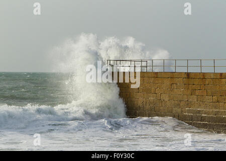 Tempesta e grandi onde a Porthleven Pier, Cornwall, Sud Ovest,UK Foto Stock