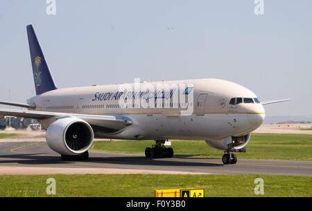 Saudi Arabian Airlines Boeing 777, di rullaggio di fronte all'Aeroporto Internazionale di Manchester terminale. Foto Stock