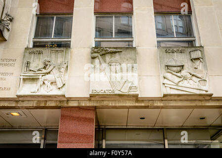 Sculture sulla facciata di Thomas Hunter Blanton ufficio edificio (Thomas Jefferson Building), 1220 Bank Street, Richmond, Virginia Foto Stock