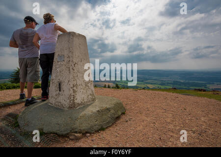 Due persone godendo la vista dalla cima della collina Wrekin in TELFORD SHROPSHIRE REGNO UNITO Foto Stock