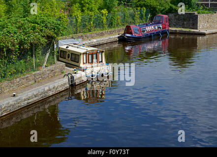 Due narrowboats sul Brecon e Monmouthshire Canal, Powys, Wales UK Foto Stock