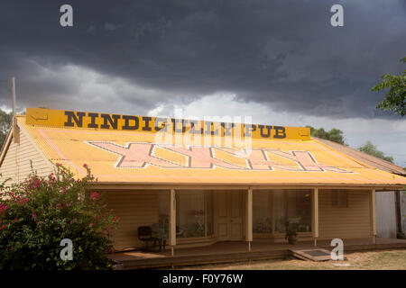 Nindigully pub e Castlemaine XXXX segno di birra sul tetto di casa Nindigully Queensland Qld Australia Foto Stock