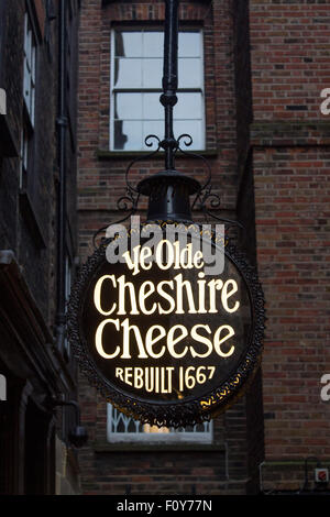 Ye Olde Cheshire Cheese tradizionale pub di Londra segno sul Fleet Street City di Londra Inghilterra REGNO UNITO Foto Stock