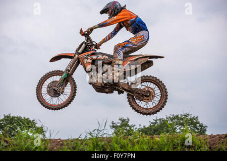 Motociclisti praticare su una pista di motocross in Shifnal Regno Unito Foto Stock