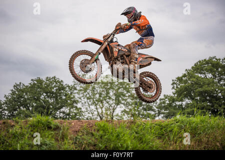 Motociclisti praticare su una pista di motocross in Shifnal Regno Unito Foto Stock