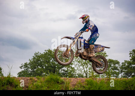 Motociclisti praticare su una pista di motocross in Shifnal Regno Unito Foto Stock