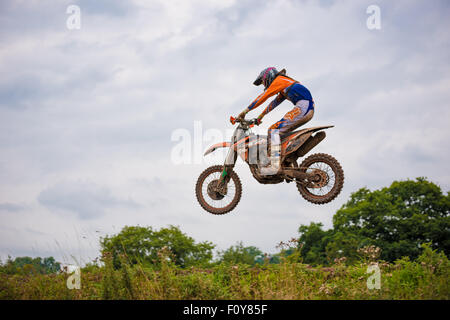 Motociclisti praticare su una pista di motocross in Shifnal Regno Unito Foto Stock